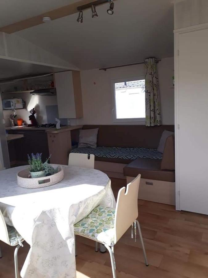 Luxueuze stacaravan in Bredene met eigen terras en tuintje  Buitenkant foto